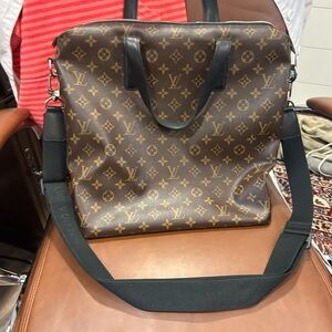 Authentic LOUIS VUITTON
Monogram Macassar Davis Tote